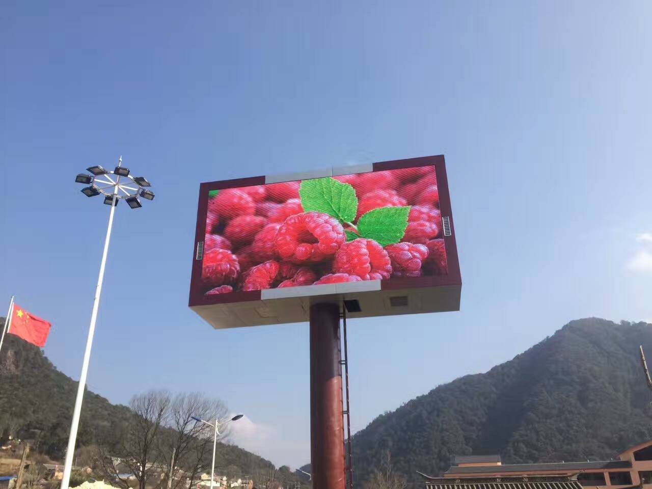 云南保山市P10戶(hù)外全彩雙面LED顯示屏--168平方成功點(diǎn)亮